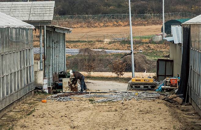 3월28일 아가동산에서 주민이 일을 하고 있다. ⓒ시사저널 최준필