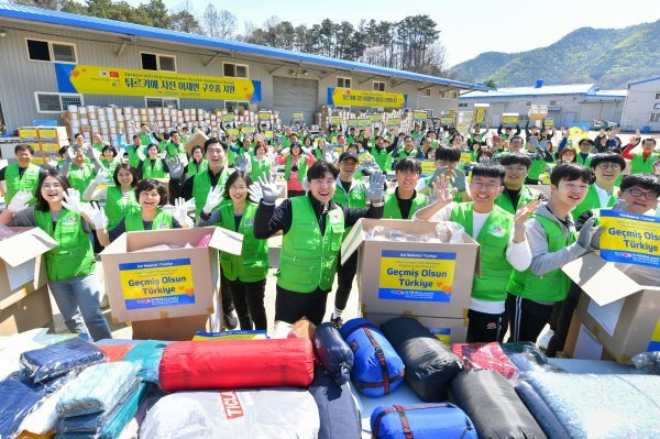 국제위러브유가 튀르키예 이재민들을 위해 수도권 회원들이 기증한 물품을 선별, 포장하는 대규모 작업을 진행했다. 전달될 구호품은 텐트와 침낭 같은 취침용품과 겨울 의류, 여성용품 등으로 총 3870상자에 달했다.