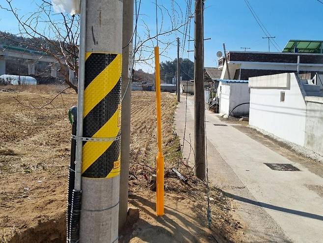 사유지에 설치된 KT와 한전의 전봇대 5개 제보자 A씨 제공. 재판매 및 DB 금지.