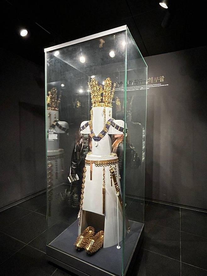 천마총 피장자가 착용한 유물 모습      (경주=연합뉴스) 김예나 기자 = 지난달 23일 찾은 경북 경주시 천마총에서 출토된 유물을 토대로 피장자가 착용한 모습이 전시된 모습. 실제 유물은 국립경주박물관이 소장하고 있으며 해당 유물은 복제한 것이다. 2023.4.3