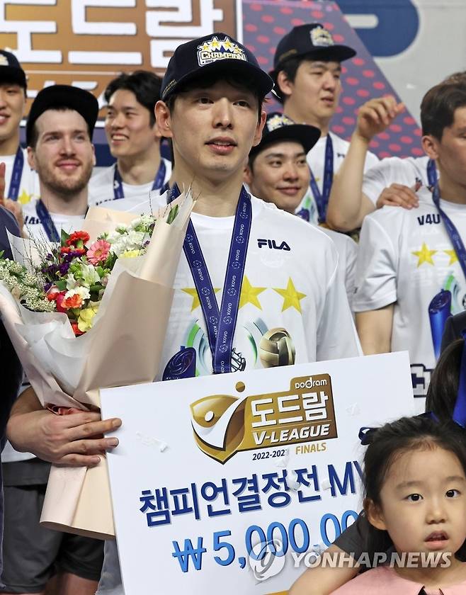 MVP 주인공은 한선수 (천안=연합뉴스) 김준범 기자 = 3일 충남 천안 유관순체육관에서 열린 남자프로배구 챔피언결정전 경기에서 MVP를 수상한 대한항공 한선수가 기념사진을 찍고 있다. 2023.4.3 psykims@yna.co.kr