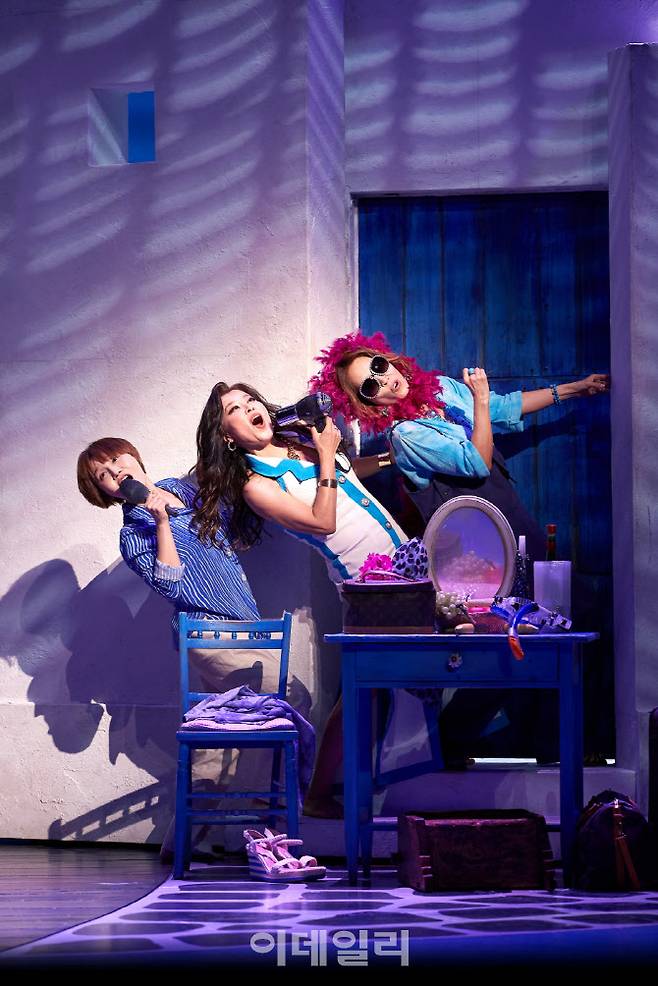 뮤지컬 ‘맘마미아!’ 2023년 공연 중 넘버 ‘댄싱 퀸’ 장면. 왼쪽부터 로지 역 김경선, 타냐 역 홍지민, 도나 역 최정원. (사진=신시컴퍼니)