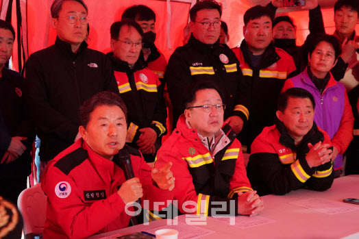 남성현 산림청장(왼쪽)이 3일 오전 대전 서구 흑석동 기성중학교 운동장에 마련한 산불현장통합지휘본부에서 이장우 대전시장(가운데), 서철모 대전시 서구청장 등 유관기관 관계자들과 대전충청지역 산불 진화 상황 판단 회의를 하고 있다. (사진=산림청 제공)