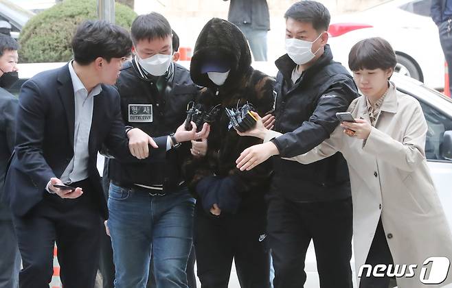 서울 강남 주택가에서 여성을 납치해 살해한 혐의를 받고 있는 피의자 이모씨가 영장실질심사를 위해 3일 서울 서초구 중앙지방법원으로 출석하고 있다. 황씨 등 3명은 지난달 29일 오후 11시46분쯤 서울 강남구 역삼동의 한 아파트 앞에서 귀가 중이던 40대 중반의 여성 피해자를 차량으로 납치해 살해한 뒤 시신을 유기한 혐의를 받고 있다. 2023.4.3/뉴스1 ⓒ News1 허경 기자