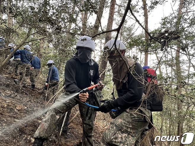 육군 제31보병사단 장병이 진화 작업을 하고 있다.(31사단 제공)2023.4.4/뉴스1