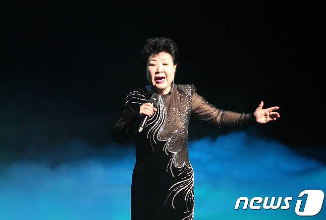 가수 현미가 14일 경북 안동문화예술의전당 웅부홀에서 열린 '청춘음악극 그시절 그노래' 무대에 올라 '서울야곡'과 '밤안개'를 열창하고 있다. 2017.11.14/뉴스1 ⓒ News1 피재윤 기자