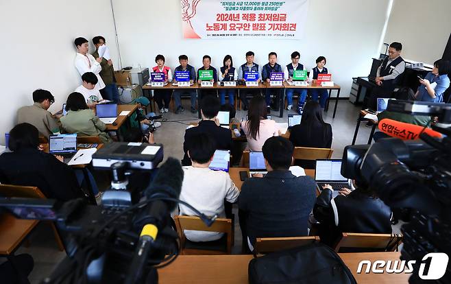 박희은 민주노총 부위원장(왼쪽 네 번째)이 4일 오후 서울 중구 프란치스코 교육회관에서 열린 2024년 적용 최저임금 노동계 요구안 발표 기자회견에서 모두 발언을 하고 있다. 왼쪽부터 김수정 학비노조 부위원장,김준영 금속노련 사무처장, 이정희 민주노총 정책실장, 박희은 민주노총 부위원장, 류기섭 한국노총 사무총장, 정문주 한국노총 사무처장, 유동희 한국노총 선임정책차장, 곽현희 콜센터 본부장.  2023.4.4/뉴스1 ⓒ News1 박정호 기자