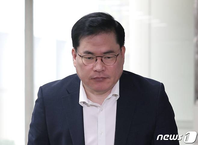 유동규 전 본부장이 정진상 전 실장 재판에 출석하기 위해 서울중앙지법에 들어서고 있다. 2023.4.4/뉴스1 ⓒ News1 구윤성 기자