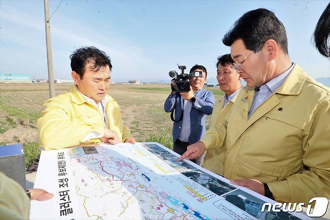 권익현 전북 부안군수(오른쪽)가 남부안권 주요 업무 추진사업장을 방문해 속도감 있는 사업추진을 당부했다.(부안군 제공)2023.4.4/뉴스1