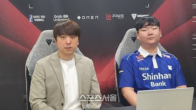 편선호 DRX 감독(왼쪽)과 ‘마코’ 김명관이 지난 3일 서울 마포구에 위치한 상암 콜로세움에서 열린 ‘VCT 퍼시픽리그’ 인도의 글로벌e스포츠와 대결에서 2-0으로 승리한 후 인터뷰를 하고 있다. 상암=김민규 기자 kmg@sportsseoul.com