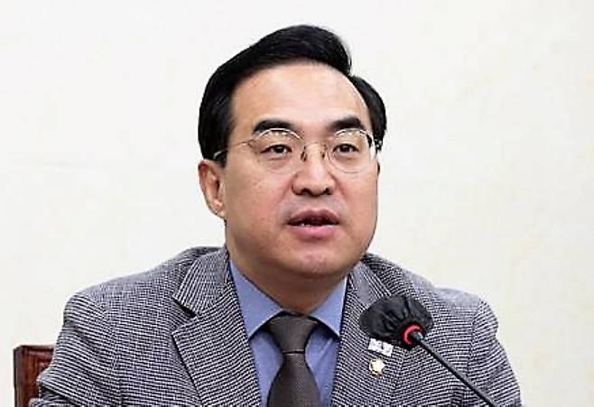 야당인 더불어민주당은 대기업의 법인세 인하는 초부자 감세라는 당론을 갖고 있다. 사진은 박홍근 더불어민주당 원내대표가 지난 3월 31일 서울 여의도 국회에서 열린 더불어민주당 최고위원회의에서 발언하는 모습./뉴스1