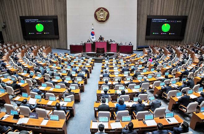 조세 전문가들은 우량 기업들이 해외로 빠져나가는 현상을 막고 해외 기업을 유치하기 위해서도 법인세를 다른 나라보다 낮게 유지할 필요가 있다고 말한다. 사진은 세법 개정 권한을 갖고 있는 국회가 지난 3월 30일 본회의를 개최하고 있는 모습./국회공동사진취재단