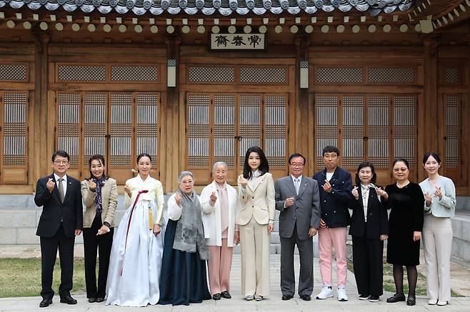 김건희 여사가 4일 청와대 상춘재에서 열린 국가무형문화재 전통공연·예술 분야 보유자, 이수자, 전수생들과의 오찬에서 참석자들과 기념촬영을 하고 있다. /뉴스1