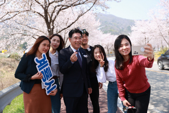 계룡시는 조직문화 개선 및 세대 간 소통을 위해 MZ세대 공직자가 주축이 된 제1기 계룡시 주니어보드(Junior Board)를 출범했다. 사진은 이응우 계룡시장이 주니어보드 참여 공직자들과 계룡시 향한리 일원에서 야외 소통 중 기념촬영을 하고 있다. 사진=계룡시 제공