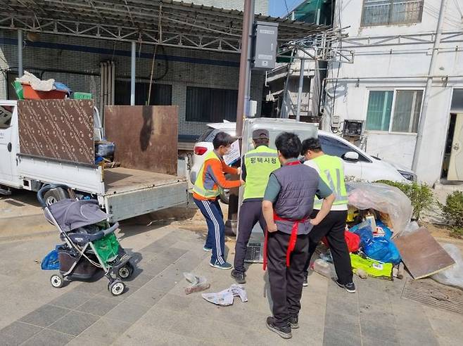 평택 서정리시장 야외공장 일대 방치되던 폐기물을 처리하고 있다ⓒ