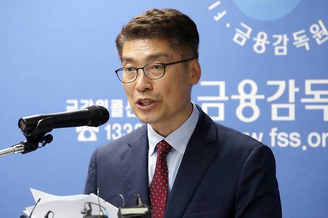 [서울=뉴시스] 조성우 기자 = 이준수 금용감독원 부원장이 27일 오후 서울 영등포구 금융감독원에서 거액 해외송금 관련 은행 검사 진행 상황 브리핑을 하고 있다. 2022.07.27. xconfind@newsis.com /사진=뉴시스