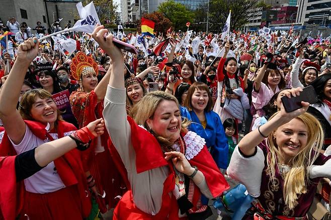 4일 국제박람회기구(BIE) 실사단이 도착하는 부산역에서 시민 환영 행사가 열리고 있다. 연합뉴스