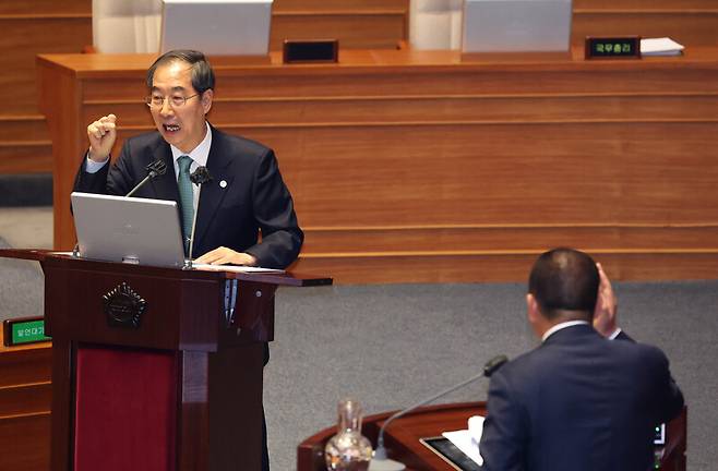 한덕수 국무총리가 4일 국회에서 열린 경제 분야 대정부질문에서 신정훈 더불어민주당 의원과 양곡관리법을 두고 논쟁을 하고 있다. 연합뉴스