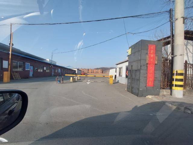 지난달 30일 중국 랴오닝성 단둥에 위치한 화위안 물류센터 전경. 2020년 1월 북한이 국경이 봉쇄되기 전까진 북한으로 실어나를 화물을 실은 트럭으로 북적였지만, 지금은 썰렁한 모습이다. 단둥=조영빈 특파원