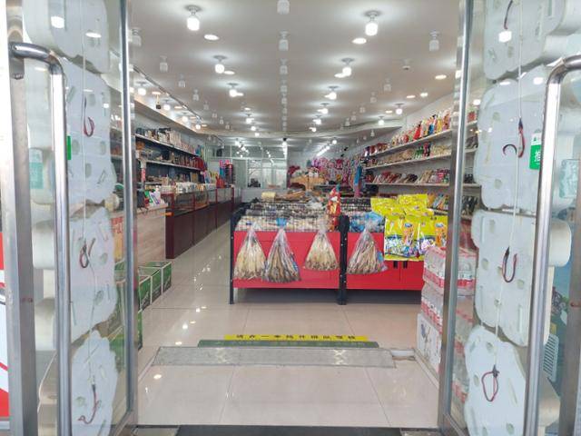 지난달 30일 중국 랴오닝성 단둥 시내에 위치한 한 북한 기념품 가게가 찾아오는 손님이 없어 한가한 모습이다. 단둥=조영빈 특파원