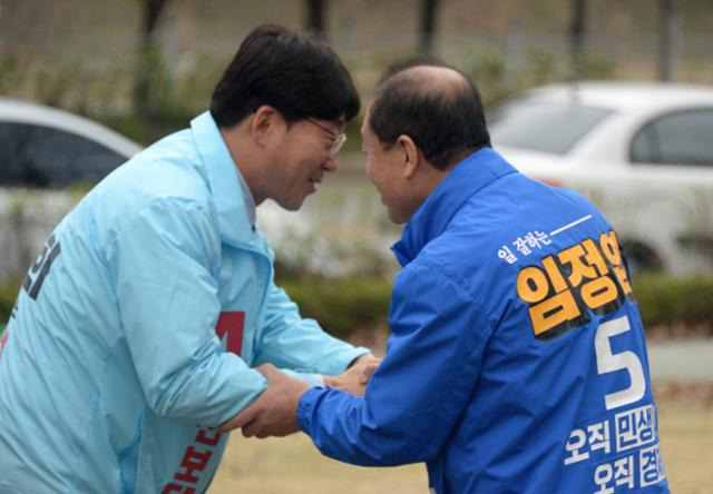 전주을 국회의원 재선거에 출마한 강성희(왼쪽) 진보당 후보와 임정엽 무소속 후보가 지난달 25일 전북 전주시 전주 문학대공원에서 열린 식목일 행사에서 만나 악수하며 인사를 나누고 있다. 전주=뉴시스