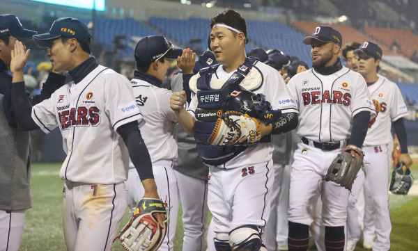 <yonhap photo-5111="">4일 오후 서울 잠실야구장에서 열린 2023 프로야구 KBO리그 NC 다이노스와 두산 베어스의 경기. 1-0 승리를 거둔 두산 양의지가 동료들과 자축하고 있다. 사진=연합뉴스</yonhap>