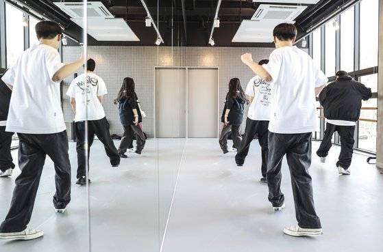 지난달 28일 서울 대치동 SM유니버스 강의실에서 댄스 전공 학생들이 기본 스텝 연습을 하고 있다. 김경록 기자