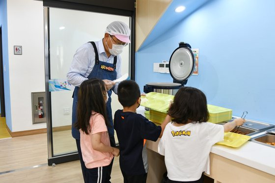 오승록 서울 노원구청장이 아동식당에서 아이들에게 밥을 퍼주고 있다. 사진 노원구