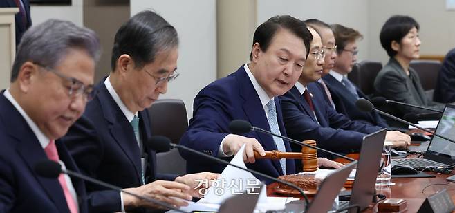 윤석열 대통령이 4일 서울 용산 대통령실 청사에서 열린 국무회의에서 개회를 선언하고 있다. 대통령실사진기자단