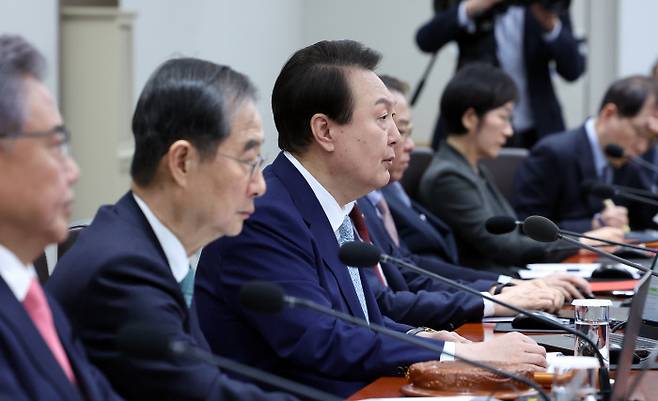 윤석열 대통령이 4일 서울 용산 대통령실 청사에서 열린 국무회의를 주재하고 있다. 연합뉴스