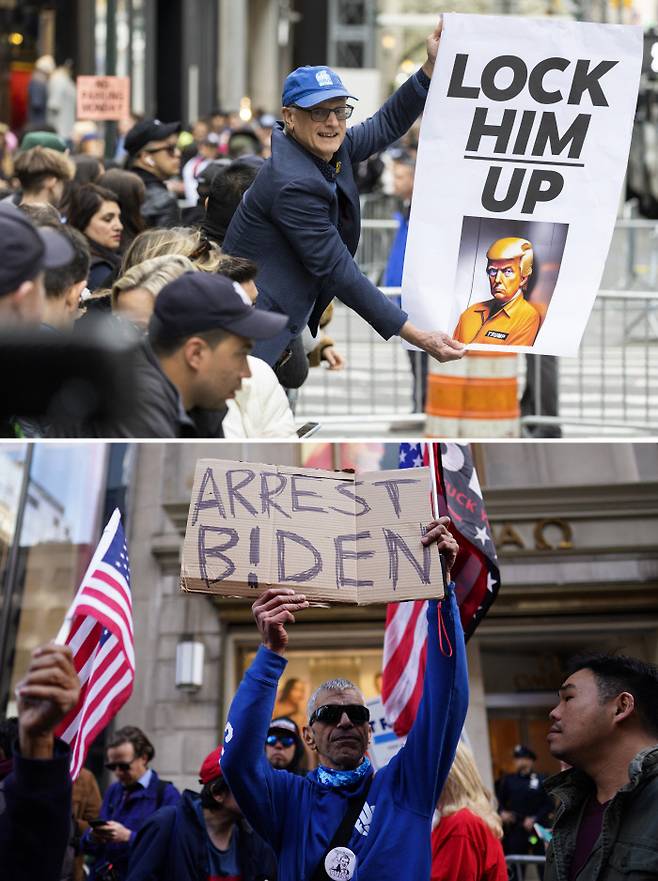 “트럼프 가둬라” vs “바이든 체포하라” 도널드 트럼프 전 미국 대통령에 대한 뉴욕 형사법원의 기소인부절차가 진행되기 전날인 3일(현지시간) 그의 자택이 있는 뉴욕 맨해튼 트럼프타워 앞에서 ‘트럼프를 가둬라’고 쓴 플래카드를 든 반대자(위 사진)와 ‘바이든을 체포하라’고 쓴 플래카드를 든 지지자가 시위를 하고 있다. AP | EPA연합뉴스