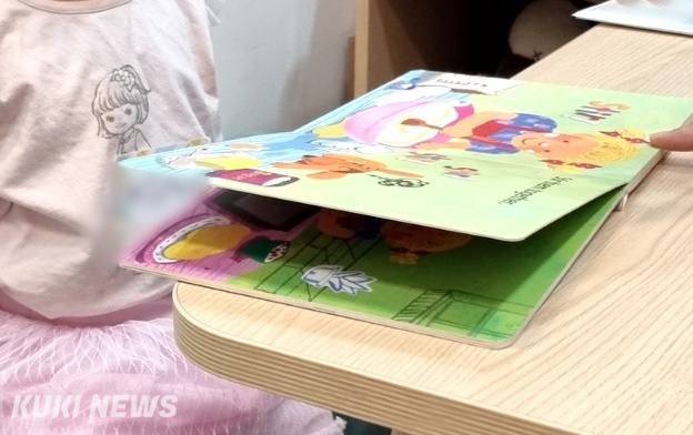 경기도 한 영어교육업체 놀이센터에서 영어 책을 읽고 있는 아이.&nbsp; &nbsp;사진=임지혜 기자