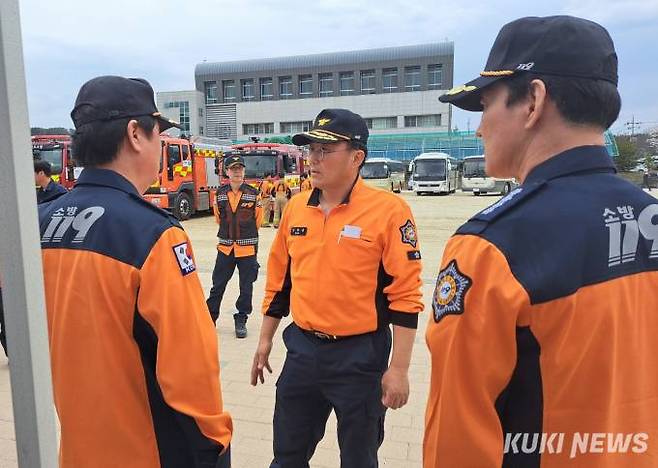 강대훈(가운데) 대전소방본부장이 4일 오후 3시경 산불 현장에서 돌아와 기성중학교(서구 흑석동)에 차려진 지휘본부에서 상황을 보고받고 '잔불 진화'를 지시하고 있다. 사진=명정삼 기자.