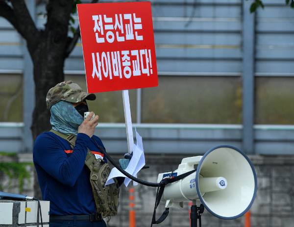 전능신교 피해자가 길거리에서 확성기를 들고 전능신교를 규탄하고 있다. 국민일보DB