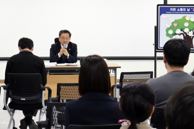 민경선 경기교통공사 사장이 4일 임직원과 소통하는 ‘공감토크’를 개최하고 직원들의 질문에 답변하고 있다. 경기교통공사 제공