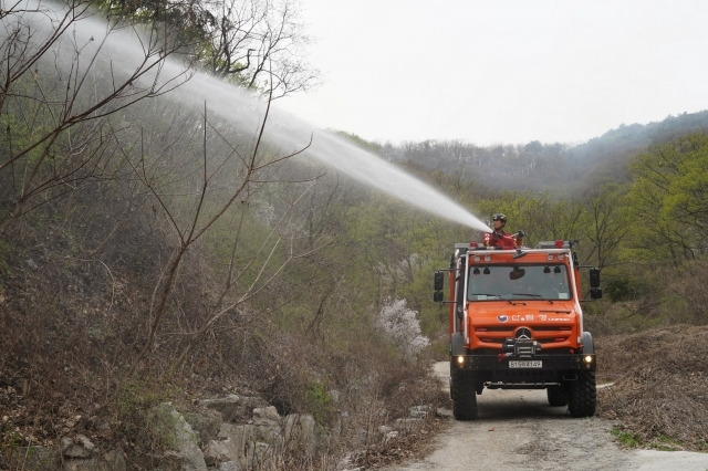 산림청 고성능산불진화차량(유니목)에 탑승한 공중진화대원이 대전 서구 산불 현장에서 산불을 진화하고 있다.[자료=산림청]