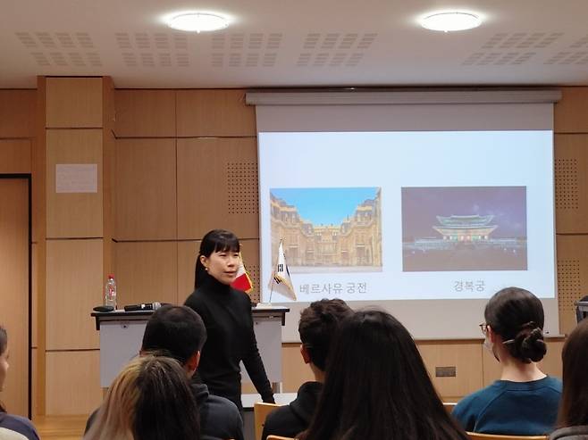 지난달 27일 파리 끌로드모네 고등학교에서 조윤정 교사가 학생들에게 한국어를 가르치고 있다.[도현정 기자]