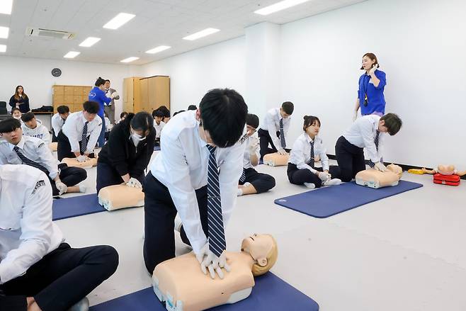 경남정보대 학생들이 BLS(심폐소생술 자격증) 교육을 받고 있다. [경남정보대 제공]