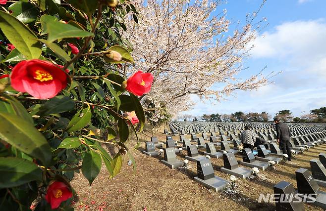 [제주=뉴시스] 우장호 기자 = 제75주년 제주4·3추념일인 3일 오전 제주시 봉개동 제주4·3평화공원 내 행방불명인 표석을 찾은 유족들이 참배를 하고 있다. (제주도사진기자회) 2023.04.03. woo1223@newsis.com