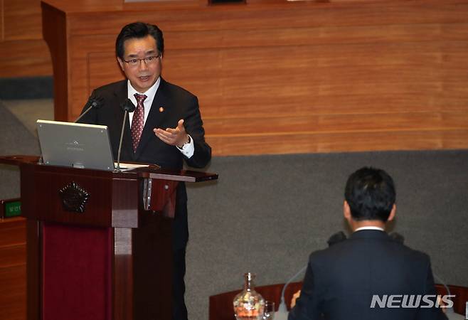 [서울=뉴시스] 고범준 기자 = 정황근 농림축산식품부 장관이 4일 오후 서울 여의도 국회 본회의장에서 열린 제405회국회(임시회) 제2차 본회의 경제 분야 대정부질문에서 장동혁 국민의힘 의원 질문에 답변하고 있다. 2023.04.04. bjko@newsis.com