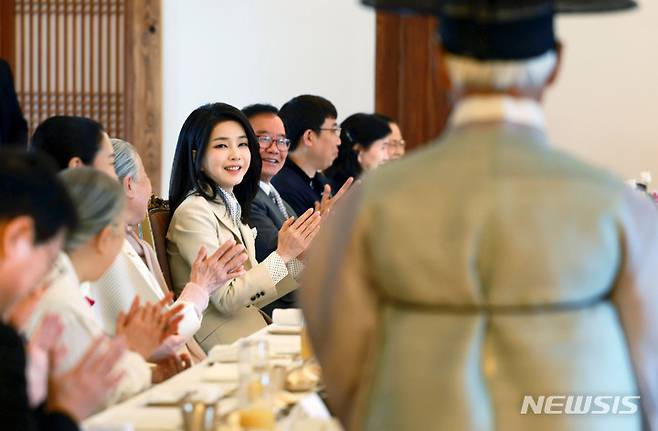 [서울=뉴시스] 윤석열 대통령 부인 김건희 여사가 4일 청와대 상춘재에서 국가무형문화재 전통공연·예술 분야 전승자 오찬을 하고 있다. (사진=대통령실 제공) 2023.04.04. photo@newsis.com