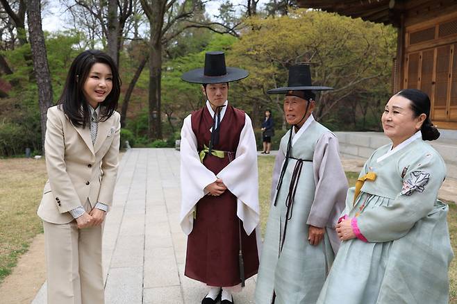 [서울=뉴시스] 윤석열 대통령 부인 김건희 여사가 4일 청와대 상춘재에서 열린 국가무형문화재 전통공연·예술 분야 전승자 오찬에서 참석자들과 대화하고 있다. (사진=대통령실 제공) 2023.04.04. photo@newsis.com *재판매 및 DB 금지