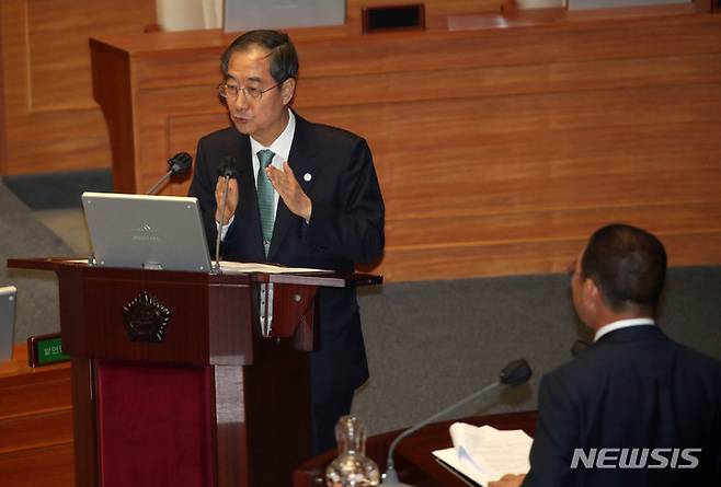 [서울=뉴시스] 고범준 기자 = 한덕수 국무총리가 4일 오후 서울 여의도 국회 본회의장에서 열린 제405회국회(임시회) 제2차 본회의 경제분야 대정부질문에서 신정훈 더불어민주당 의원의 질문에 답변하고 있다. 2023.04.04. bjko@newsis.com