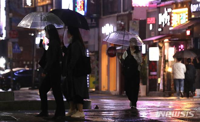 [서울=뉴시스] 조수정 기자 = 긴 가뭄 끝에 봄비가 내린 4일 오후 서울 구로구에서 시민들이 우산을 들고 걸어가고 있다. 2023.04.04.chocrystal@newsis.com