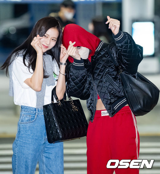 [OSEN=인천공항, 민경훈 기자]걸그룹 블랙핑크(BLACKPINK) 제니, 지수, 리사가 2일 오후 해외 일정차 인천광역시 중구 운서동 인천국제공항을 통해 미국 라스베이거스로 출국했다.블랙핑크 지수와 리사가 출국장으로 이동하고 있다. 2023.04.02 / rumi@osen.co.kr