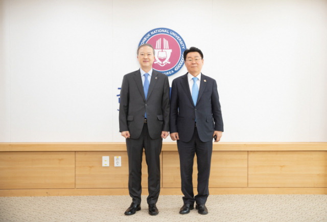 ▲전북대학교 양오봉총장(사진 왼쪽)과 김종구 주몽골대사관 특명전권대사  ⓒ전북대학교