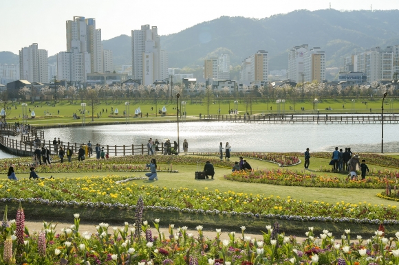 오천그린광장에서 시민들과 관광객들이 망중한을 즐기고 있다.