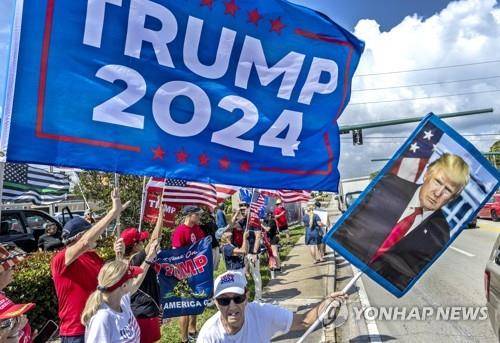 트럼프 차량 행렬을 보기 위해 몰려든 트럼프 지지자들 [웨스트팜비치 EPA=연합뉴스. 재판매 및 DB 금지]