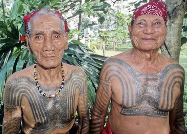 맘바바톡 문신을 한 칼링가 부족 남성들 [larskrutak.com 웹사이트. 재판매 및 DB 금지]