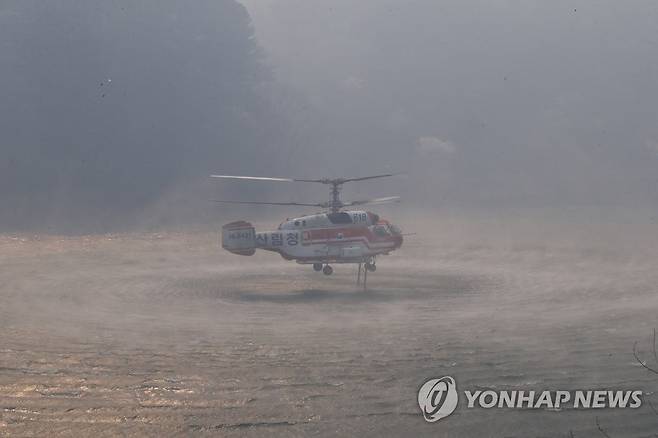 산불 사흘째에도 계속되는 진화 헬기 (대전=연합뉴스) 강수환 기자 = 대전 서구 산직동에서 발생한 산불이 사흘째 이어지는 4일 오전, 진화작업에 투입된 헬기가 장안저수지에서 물을 채우고 있다. 2023.4.4 swan@yna.co.kr